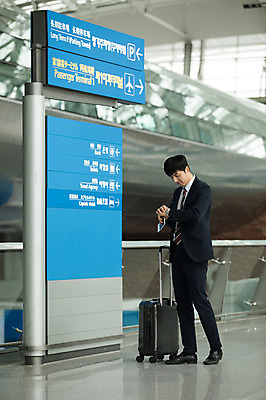 포토 JPG 전신 남자 비즈니스 실내 한명 서기 성인 옆모습 30대 캐리어 한국인 시간 표지판 비즈니스맨 공항 확인 출장 시계보기 인천국제공항 성인남자한명만 국내포토 1 뷰포인트 교통시설 모션 알림판 사람 동양인 내부 장년 여행가방 직장인 인천 남자한명만 성인남자만 파일형식