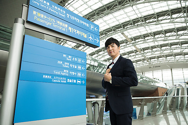 포토 JPG 응시 남자 비즈니스 실내 한명 서기 미소 상반신 성인 옆모습 30대 한국인 표지판 비즈니스맨 공항 주머니 출장 여권 넣기 멀리보기 인천국제공항 성인남자한명만 국내포토 1 시선 뷰포인트 교통시설 모션 알림판 표정 사람 동양인 내부 장년 직장인 인천 남자한명만 성인남자만 파일형식