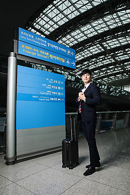 포토 JPG 전신 응시 남자 비즈니스 실내 한명 서기 성인 옆모습 30대 캐리어 한국인 표지판 비즈니스맨 공항 주머니 출장 여권 인천국제공항 성인남자한명만 국내포토 1 시선 뷰포인트 교통시설 모션 알림판 사람 동양인 내부 장년 여행가방 직장인 인천 남자한명만 성인남자만 파일형식