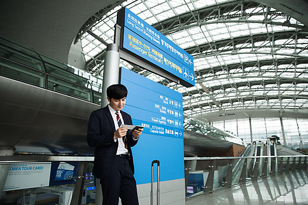 포토 JPG 응시 남자 비즈니스 실내 한명 서기 상반신 성인 옆모습 30대 캐리어 한국인 표지판 비즈니스맨 공항 항공권 확인 출장 여권 인천국제공항 성인남자한명만 내려보기 국내포토 1 시선 뷰포인트 교통시설 모션 알림판 사람 동양인 내부 장년 여행가방 직장인 티켓 인천 남자한명만 성인남자만 파일형식