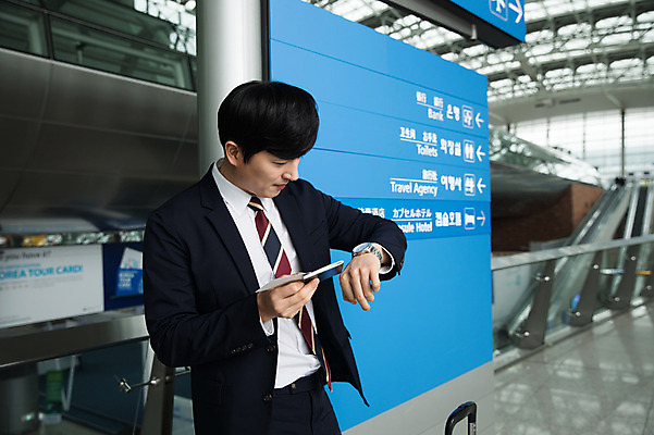 포토 JPG 남자 비즈니스 실내 한명 서기 상반신 성인 옆모습 30대 한국인 시간 표지판 비즈니스맨 공항 항공권 확인 출장 여권 시계보기 인천국제공항 성인남자한명만 국내포토 1 뷰포인트 교통시설 모션 알림판 사람 동양인 내부 장년 직장인 티켓 인천 남자한명만 성인남자만 파일형식