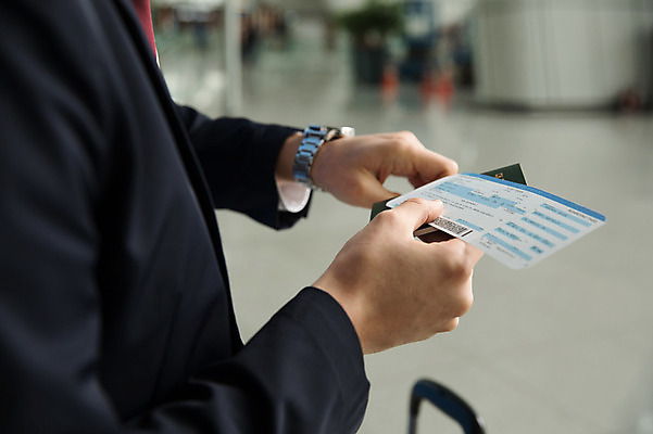 포토 JPG 손 남자 비즈니스 실내 한명 서기 상반신 성인 옆모습 신체부위 30대 한국인 시간 비즈니스맨 공항 항공권 손목시계 확인 출장 인천국제공항 성인남자한명만 국내포토 1 뷰포인트 시계 장신구 교통시설 모션 사람 동양인 내부 장년 직장인 티켓 인천 남자한명만 성인남자만 파일형식