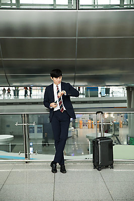 포토 JPG 전신 남자 비즈니스 난간 실내 한명 서기 성인 앞모습 30대 캐리어 기댐 한국인 시간 비즈니스맨 공항 확인 출장 시계보기 인천국제공항 성인남자한명만 국내포토 1 뷰포인트 교통시설 모션 사람 동양인 내부 장년 여행가방 직장인 인천 남자한명만 성인남자만 파일형식