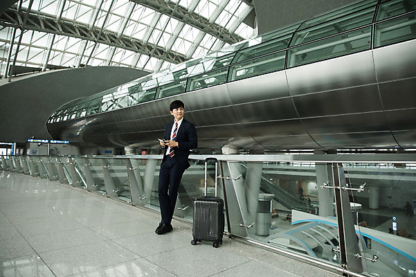 포토 JPG 전신 남자 비즈니스 난간 실내 한명 서기 성인 옆모습 30대 캐리어 기댐 한국인 비즈니스맨 공항 출장 여권 멀리보기 인천국제공항 성인남자한명만 국내포토 1 뷰포인트 교통시설 모션 사람 동양인 내부 장년 여행가방 직장인 인천 남자한명만 성인남자만 파일형식