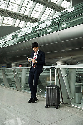 포토 JPG 전신 응시 남자 비즈니스 난간 실내 한명 서기 성인 옆모습 30대 캐리어 기댐 한국인 비즈니스맨 공항 확인 출장 여권 인천국제공항 성인남자한명만 국내포토 1 시선 뷰포인트 교통시설 모션 사람 동양인 내부 장년 여행가방 직장인 인천 남자한명만 성인남자만 파일형식