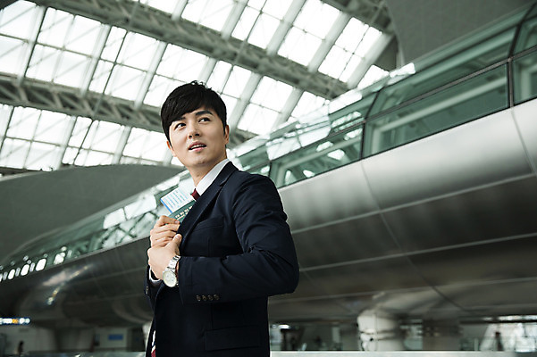 포토 JPG 응시 남자 비즈니스 실내 한명 서기 미소 상반신 성인 옆모습 30대 한국인 비즈니스맨 공항 주머니 출장 여권 넣기 멀리보기 인천국제공항 성인남자한명만 국내포토 1 시선 뷰포인트 교통시설 모션 표정 사람 동양인 내부 장년 직장인 인천 남자한명만 성인남자만 파일형식