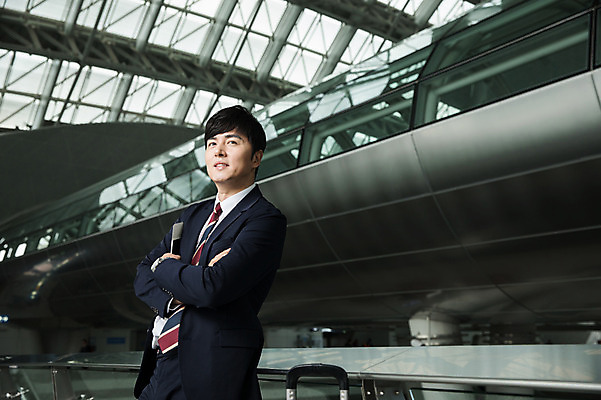 포토 JPG 응시 남자 비즈니스 난간 실내 한명 서기 상반신 성인 옆모습 30대 팔짱 캐리어 기댐 한국인 비즈니스맨 공항 출장 여권 멀리보기 인천국제공항 성인남자한명만 국내포토 1 시선 뷰포인트 교통시설 모션 사람 동양인 내부 장년 여행가방 직장인 인천 남자한명만 성인남자만 파일형식