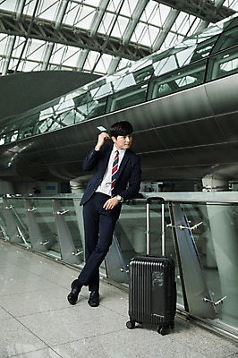 포토 JPG 전신 남자 비즈니스 난간 실내 한명 서기 성인 앞모습 30대 손들기 캐리어 기댐 한국인 비즈니스맨 공항 출장 여권 멀리보기 인천국제공항 성인남자한명만 국내포토 1 뷰포인트 교통시설 모션 사람 동양인 내부 장년 여행가방 직장인 인천 남자한명만 성인남자만 파일형식