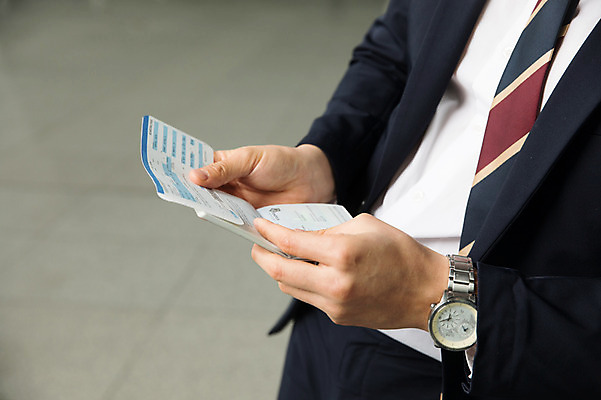 포토 JPG 손 남자 비즈니스 실내 한명 서기 상반신 성인 옆모습 신체부위 30대 한국인 비즈니스맨 공항 항공권 손목시계 확인 출장 여권 인천국제공항 성인남자한명만 국내포토 1 뷰포인트 시계 장신구 교통시설 모션 사람 동양인 내부 장년 직장인 티켓 인천 남자한명만 성인남자만 파일형식