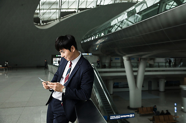 포토 JPG 응시 남자 비즈니스 난간 실내 한명 서기 상반신 성인 옆모습 30대 기댐 한국인 비즈니스맨 공항 확인 출장 여권 에스컬레이터 인천국제공항 성인남자한명만 국내포토 1 시선 뷰포인트 교통시설 모션 사람 동양인 내부 장년 직장인 인천 남자한명만 성인남자만 파일형식