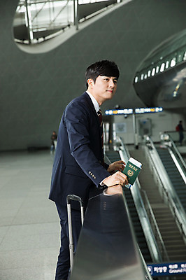 포토 JPG 남자 비즈니스 난간 실내 한명 서기 상반신 성인 옆모습 30대 캐리어 기댐 한국인 비즈니스맨 공항 출장 여권 에스컬레이터 멀리보기 인천국제공항 성인남자한명만 국내포토 1 뷰포인트 교통시설 모션 사람 동양인 내부 장년 여행가방 직장인 인천 남자한명만 성인남자만 파일형식