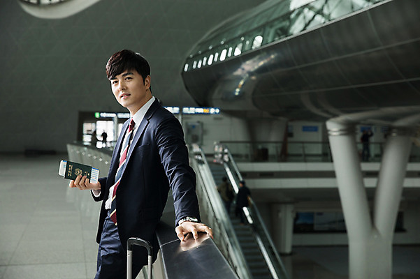 포토 JPG 응시 남자 비즈니스 난간 실내 한명 서기 상반신 성인 옆모습 30대 기댐 한국인 비즈니스맨 공항 출장 여권 인천국제공항 성인남자한명만 국내포토 1 시선 뷰포인트 교통시설 모션 사람 동양인 내부 장년 직장인 인천 남자한명만 성인남자만 파일형식