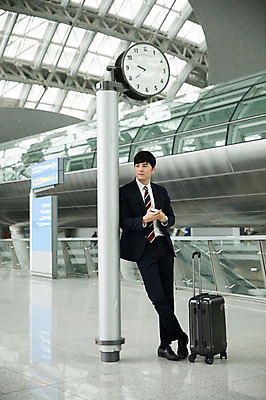 포토 JPG 전신 남자 비즈니스 실내 한명 서기 성인 앞모습 30대 캐리어 기댐 한국인 비즈니스맨 공항 출장 시계탑 여권 멀리보기 인천국제공항 성인남자한명만 국내포토 1 뷰포인트 교통시설 모션 사람 동양인 내부 장년 탑 여행가방 직장인 인천 남자한명만 성인남자만 파일형식