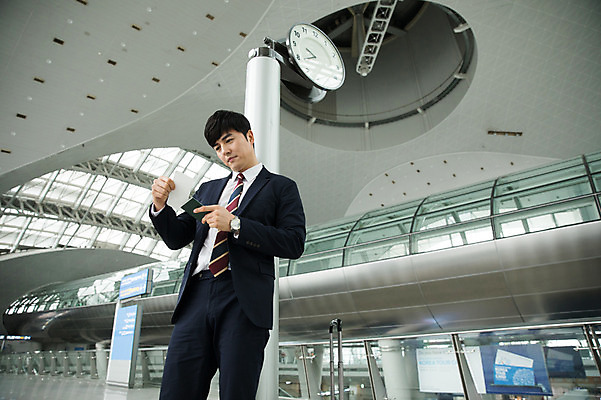 포토 JPG 응시 남자 비즈니스 실내 한명 서기 상반신 성인 앞모습 30대 기댐 한국인 비즈니스맨 공항 확인 출장 시계탑 여권 인천국제공항 성인남자한명만 국내포토 1 시선 뷰포인트 교통시설 모션 사람 동양인 내부 장년 탑 직장인 인천 남자한명만 성인남자만 파일형식