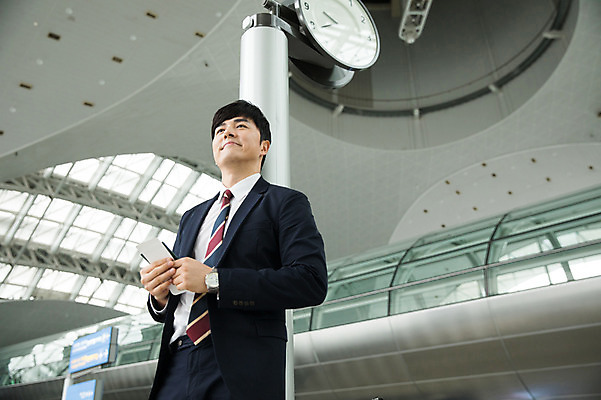 포토 JPG 응시 남자 비즈니스 실내 한명 서기 미소 상반신 성인 옆모습 30대 기댐 한국인 비즈니스맨 공항 출장 시계탑 여권 인천국제공항 성인남자한명만 국내포토 1 시선 뷰포인트 교통시설 모션 표정 사람 동양인 내부 장년 탑 직장인 인천 남자한명만 성인남자만 파일형식