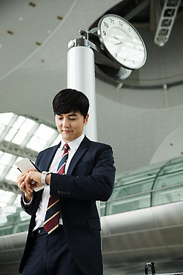 포토 JPG 남자 비즈니스 실내 한명 서기 상반신 성인 앞모습 30대 한국인 시간 비즈니스맨 공항 확인 출장 여권 시계보기 인천국제공항 성인남자한명만 내려보기 국내포토 1 뷰포인트 교통시설 모션 사람 동양인 내부 장년 직장인 인천 남자한명만 성인남자만 파일형식