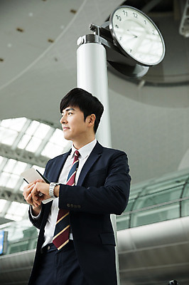 포토 JPG 남자 비즈니스 실내 한명 서기 상반신 성인 옆모습 30대 한국인 비즈니스맨 공항 확인 출장 여권 멀리보기 시계보기 인천국제공항 성인남자한명만 국내포토 1 뷰포인트 교통시설 모션 사람 동양인 내부 장년 직장인 인천 남자한명만 성인남자만 파일형식
