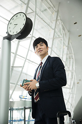 포토 JPG 남자 시계 비즈니스 실내 한명 서기 미소 상반신 성인 옆모습 30대 한국인 비즈니스맨 공항 출장 여권 멀리보기 인천국제공항 성인남자한명만 국내포토 1 뷰포인트 교통시설 모션 표정 사람 동양인 내부 장년 직장인 인천 남자한명만 성인남자만 파일형식