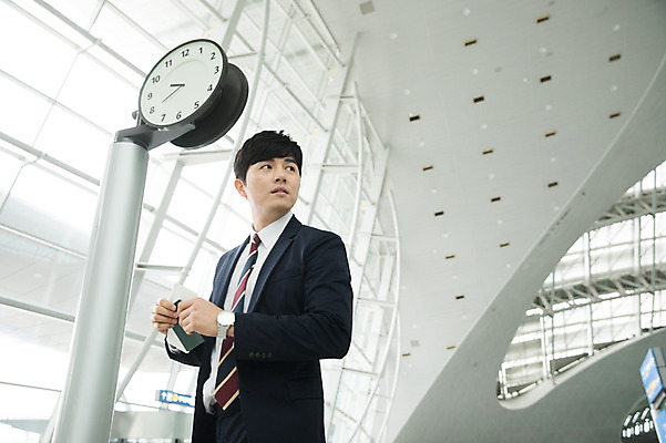 포토 JPG 응시 남자 시계 비즈니스 실내 한명 서기 상반신 성인 옆모습 30대 한국인 비즈니스맨 공항 출장 여권 멀리보기 인천국제공항 성인남자한명만 국내포토 1 시선 뷰포인트 교통시설 모션 사람 동양인 내부 장년 직장인 인천 남자한명만 성인남자만 파일형식