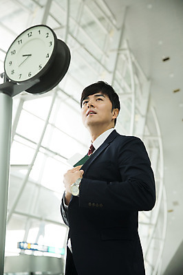 포토 JPG 응시 남자 시계 비즈니스 실내 한명 서기 상반신 성인 옆모습 30대 한국인 비즈니스맨 공항 주머니 출장 여권 넣기 인천국제공항 성인남자한명만 국내포토 1 시선 뷰포인트 교통시설 모션 사람 동양인 내부 장년 직장인 인천 남자한명만 성인남자만 파일형식