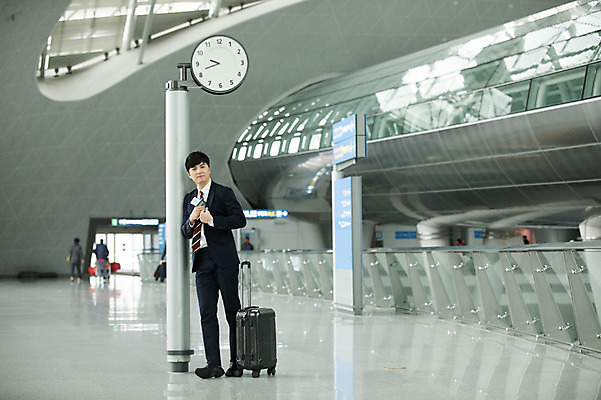 포토 JPG 전신 남자 시계 비즈니스 실내 한명 서기 성인 앞모습 30대 캐리어 기댐 한국인 기둥 비즈니스맨 공항 주머니 출장 여권 넣기 인천국제공항 성인남자한명만 국내포토 1 건축 뷰포인트 교통시설 모션 사람 동양인 내부 장년 여행가방 직장인 인천 남자한명만 성인남자만 파일형식