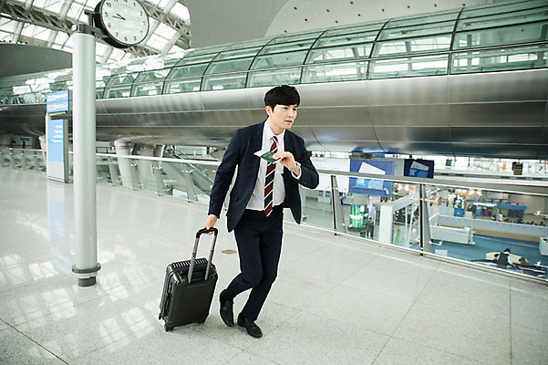 포토 JPG 전신 남자 시계 비즈니스 실내 한명 성인 앞모습 30대 달리기 캐리어 한국인 비즈니스맨 공항 늦음 출장 여권 인천국제공항 성인남자한명만 국내포토 1 뷰포인트 교통시설 모션 사람 동양인 내부 장년 여행가방 직장인 인천 남자한명만 성인남자만 파일형식