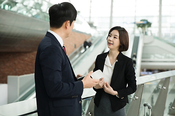 포토 JPG 여자 남자 비즈니스 난간 실내 대화 서기 미소 상반신 20대 성인 두명 옆모습 뒷모습 30대 기댐 한국인 비즈니스맨 비즈니스우먼 공항 출장 여권 인천국제공항 성인만 국내포토 뷰포인트 교통시설 모션 표정 말하기 사람 동양인 청년 내부 장년 직장인 인천 파일형식