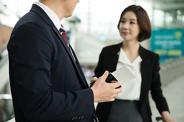 포토 JPG 여자 남자 비즈니스 난간 실내 서기 상반신 20대 성인 두명 앞모습 옆모습 30대 마주보기 기댐 한국인 비즈니스맨 비즈니스우먼 공항 출장 여권 인천국제공항 성인만 국내포토 뷰포인트 교통시설 모션 사람 동양인 청년 내부 장년 직장인 인천 파일형식 직업 교통 한국 인종 시설 아시아 나라