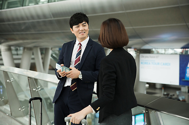 포토 JPG 여자 남자 비즈니스 난간 실내 서기 미소 상반신 20대 성인 두명 앞모습 뒷모습 30대 마주보기 캐리어 기댐 한국인 비즈니스맨 비즈니스우먼 공항 출장 여권 인천국제공항 성인만 국내포토 뷰포인트 교통시설 모션 표정 사람 동양인 청년 내부 장년 여행가방 직장인 인천 파일형식