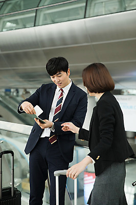 포토 JPG 여자 남자 비즈니스 난간 실내 서기 상반신 20대 성인 두명 앞모습 30대 캐리어 기댐 한국인 비즈니스맨 비즈니스우먼 공항 확인 출장 여권 인천국제공항 성인만 내려보기 국내포토 뷰포인트 교통시설 모션 사람 동양인 청년 내부 장년 여행가방 직장인 인천 파일형식