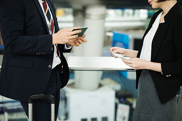 포토 JPG 여자 남자 비즈니스 난간 실내 서기 상반신 20대 성인 두명 옆모습 30대 마주보기 캐리어 기댐 한국인 비즈니스맨 비즈니스우먼 공항 항공권 확인 출장 여권 인천국제공항 성인만 내려보기 국내포토 뷰포인트 교통시설 모션 사람 동양인 청년 내부 장년 여행가방 직장인 티켓 인천 파일형식