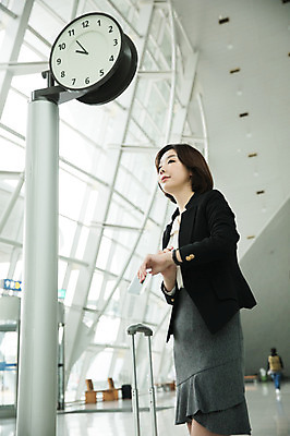포토 JPG 응시 여자 비즈니스 실내 한명 서기 상반신 20대 성인 옆모습 캐리어 한국인 시간 직장인 비즈니스우먼 공항 손목시계 확인 출장 인천국제공항 여자한명만 성인여자한명만 국내포토 직업 1 시선 뷰포인트 시계 장신구 교통시설 모션 사람 동양인 청년 내부 여행가방 인천 여자만 성인여자만 파일형식