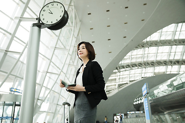 포토 JPG 응시 여자 시계 비즈니스 실내 한명 서기 상반신 20대 성인 옆모습 캐리어 한국인 비즈니스우먼 공항 출장 여권 인천국제공항 여자한명만 성인여자한명만 국내포토 1 시선 뷰포인트 교통시설 모션 사람 동양인 청년 내부 여행가방 직장인 인천 여자만 성인여자만 파일형식