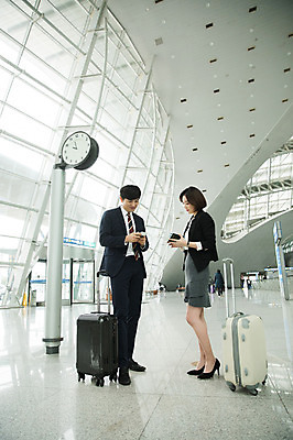 포토 JPG 전신 여자 남자 시계 비즈니스 실내 서기 20대 성인 두명 옆모습 30대 캐리어 한국인 직장인 비즈니스맨 비즈니스우먼 공항 출장 여권 인천국제공항 성인만 내려보기 국내포토 직업 뷰포인트 교통시설 모션 사람 동양인 청년 내부 장년 여행가방 인천 파일형식