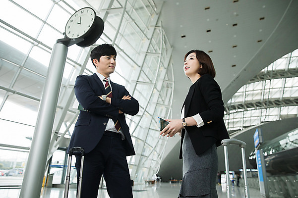 포토 JPG 응시 여자 남자 시계 비즈니스 실내 상반신 20대 성인 두명 옆모습 30대 마주보기 팔짱 한국인 비즈니스맨 비즈니스우먼 공항 출장 여권 인천국제공항 성인만 국내포토 시선 뷰포인트 교통시설 모션 사람 동양인 청년 내부 장년 직장인 인천 파일형식 직업 교통 한국 인종 시설 아시아 나라