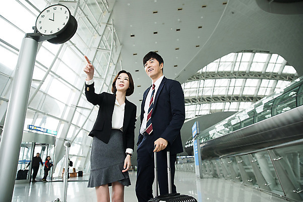포토 JPG 응시 여자 남자 시계 비즈니스 실내 서기 미소 상반신 20대 성인 두명 앞모습 30대 캐리어 한국인 가리킴 잡기 비즈니스맨 비즈니스우먼 공항 출장 멀리보기 인천국제공항 성인만 국내포토 시선 뷰포인트 교통시설 모션 표정 사람 동양인 손짓 청년 내부 장년 여행가방 직장인 인천 파일형식