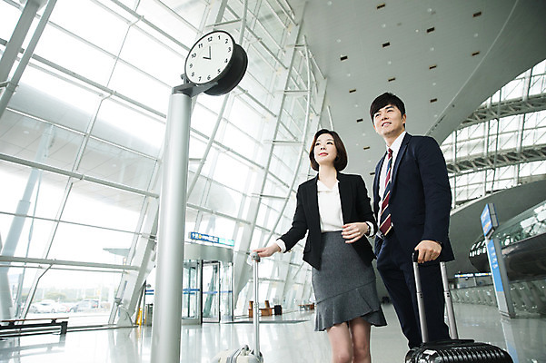 포토 JPG 응시 여자 남자 시계 비즈니스 실내 서기 미소 상반신 20대 성인 두명 앞모습 30대 캐리어 한국인 비즈니스맨 비즈니스우먼 공항 출장 멀리보기 인천국제공항 성인만 국내포토 시선 뷰포인트 교통시설 모션 표정 사람 동양인 청년 내부 장년 여행가방 직장인 인천 파일형식