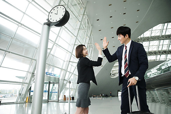 포토 JPG 여자 남자 시계 비즈니스 실내 손바닥 서기 상반신 20대 성인 두명 옆모습 30대 마주보기 캐리어 한국인 비즈니스맨 비즈니스우먼 공항 출장 하이파이브 인천국제공항 성인만 국내포토 손 뷰포인트 교통시설 모션 사람 동양인 손짓 청년 내부 장년 여행가방 직장인 인천 파일형식