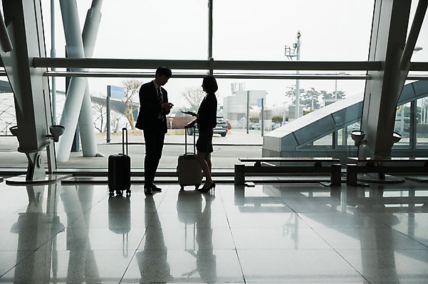 포토 JPG 전신 여자 남자 의자 비즈니스 실내 대화 그림자 서기 20대 성인 두명 옆모습 30대 마주보기 캐리어 한국인 직장인 비즈니스맨 비즈니스우먼 공항 창가 출장 인천국제공항 성인만 국내포토 직업 뷰포인트 가구 창문 교통시설 모션 말하기 사람 동양인 청년 내부 장년 여행가방 인천 파일형식