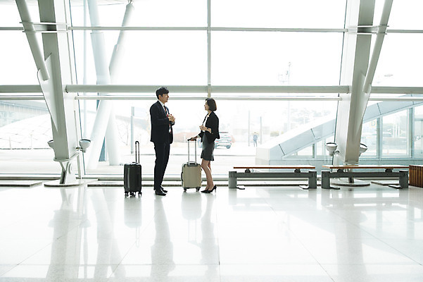 포토 JPG 전신 여자 남자 의자 비즈니스 실내 대화 20대 성인 두명 옆모습 30대 마주보기 캐리어 한국인 비즈니스맨 비즈니스우먼 공항 창가 출장 인천국제공항 성인만 국내포토 뷰포인트 가구 창문 교통시설 모션 말하기 사람 동양인 청년 내부 장년 여행가방 직장인 인천 파일형식