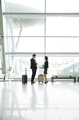 포토 JPG 전신 여자 남자 의자 비즈니스 하늘 실내 대화 서기 20대 성인 두명 옆모습 30대 마주보기 캐리어 한국인 비즈니스맨 비즈니스우먼 공항 창가 출장 인천국제공항 성인만 국내포토 뷰포인트 가구 창문 교통시설 모션 말하기 사람 동양인 청년 내부 장년 여행가방 직장인 인천 파일형식