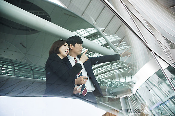 포토 JPG 응시 여자 남자 비즈니스 손가락 실내 서기 상반신 20대 성인 두명 옆모습 30대 한국인 가리킴 직장인 비즈니스맨 비즈니스우먼 공항 출장 인천국제공항 성인만 국내포토 직업 손 시선 뷰포인트 교통시설 모션 사람 동양인 손짓 청년 내부 장년 인천 파일형식