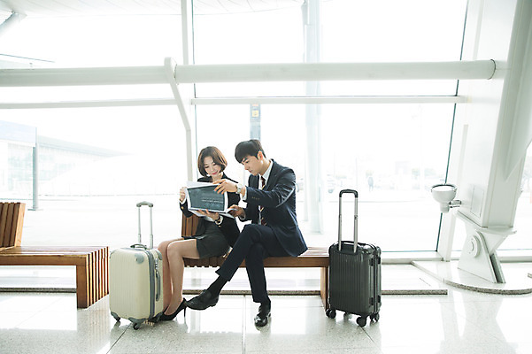 포토 JPG 전신 응시 여자 남자 의자 비즈니스 실내 앉기 20대 성인 두명 앞모습 30대 캐리어 자료 한국인 잡기 직장인 비즈니스맨 비즈니스우먼 공항 출장 인천국제공항 성인만 국내포토 직업 시선 뷰포인트 가구 교통시설 모션 사람 동양인 청년 내부 장년 여행가방 인천 파일형식