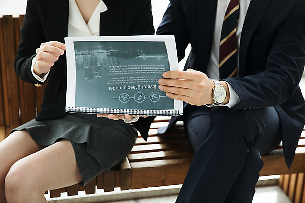 포토 JPG 응시 여자 남자 의자 비즈니스 실내 앉기 상반신 20대 성인 두명 앞모습 30대 자료 한국인 직장인 비즈니스맨 비즈니스우먼 공항 손목시계 출장 인천국제공항 성인만 국내포토 직업 시선 뷰포인트 시계 가구 장신구 교통시설 모션 사람 동양인 청년 내부 장년 인천 파일형식