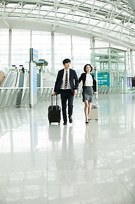 포토 JPG 전신 여자 남자 비즈니스 실내 20대 성인 두명 앞모습 30대 달리기 캐리어 한국인 비즈니스맨 비즈니스우먼 공항 출장 인천국제공항 성인만 국내포토 뷰포인트 교통시설 모션 사람 동양인 청년 내부 장년 여행가방 직장인 인천 파일형식