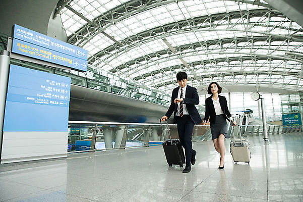 포토 JPG 전신 여자 남자 비즈니스 실내 20대 성인 두명 앞모습 30대 달리기 캐리어 한국인 표지판 직장인 비즈니스맨 비즈니스우먼 공항 출장 시계보기 인천국제공항 성인만 국내포토 직업 뷰포인트 교통시설 모션 알림판 사람 동양인 청년 내부 장년 여행가방 인천 파일형식
