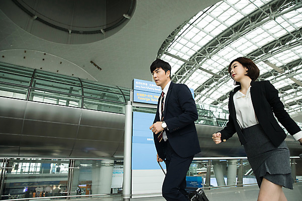 포토 JPG 여자 남자 비즈니스 실내 상반신 20대 성인 두명 앞모습 30대 달리기 캐리어 한국인 표지판 비즈니스맨 비즈니스우먼 공항 출장 인천국제공항 성인만 국내포토 뷰포인트 교통시설 모션 알림판 사람 동양인 청년 내부 장년 여행가방 직장인 인천 파일형식