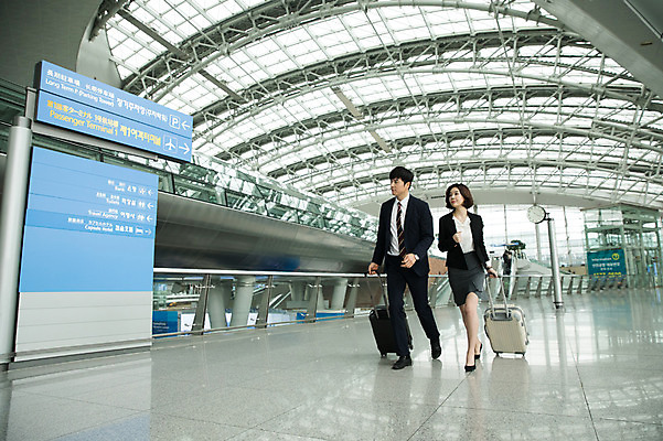 포토 JPG 전신 여자 남자 비즈니스 실내 20대 성인 두명 앞모습 30대 달리기 캐리어 한국인 표지판 비즈니스맨 비즈니스우먼 공항 출장 인천국제공항 성인만 국내포토 뷰포인트 교통시설 모션 알림판 사람 동양인 청년 내부 장년 여행가방 직장인 인천 파일형식