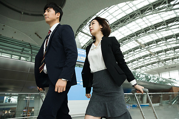 포토 JPG 여자 남자 비즈니스 실내 상반신 20대 성인 두명 옆모습 30대 달리기 캐리어 한국인 직장인 비즈니스맨 비즈니스우먼 공항 출장 인천국제공항 성인만 국내포토 직업 뷰포인트 교통시설 모션 사람 동양인 청년 내부 장년 여행가방 인천 파일형식