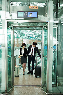 포토 JPG 전신 응시 여자 남자 비즈니스 버튼 실내 서기 20대 성인 두명 앞모습 30대 캐리어 한국인 비즈니스맨 비즈니스우먼 누름 공항 승차 엘리베이터 출장 인천국제공항 성인만 국내포토 시선 뷰포인트 교통시설 모션 사람 동양인 청년 내부 장년 여행가방 직장인 인천 파일형식